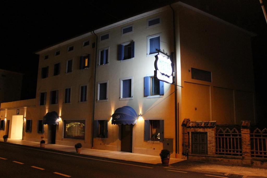 Hotel Calvi-Ristorante Mainor Vittorio Veneto Exterior foto